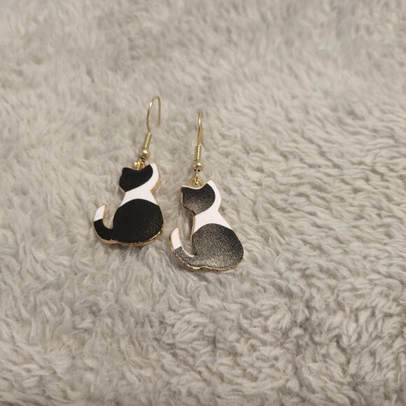 Cats Kittens Earrings One Pair Black White Gold Tone Fish Hook Dangle E13E - Picture 1 of 3